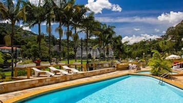 2 outdoor pools