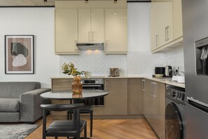 Réfrigérateur, four à micro-ondes, un four, surface de cuisson