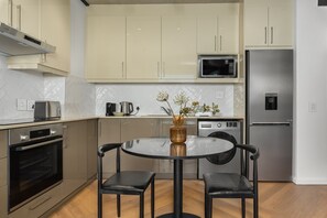 Réfrigérateur, four à micro-ondes, un four, surface de cuisson