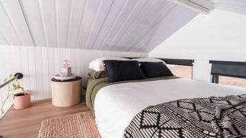 1 bedroom, bed sheets