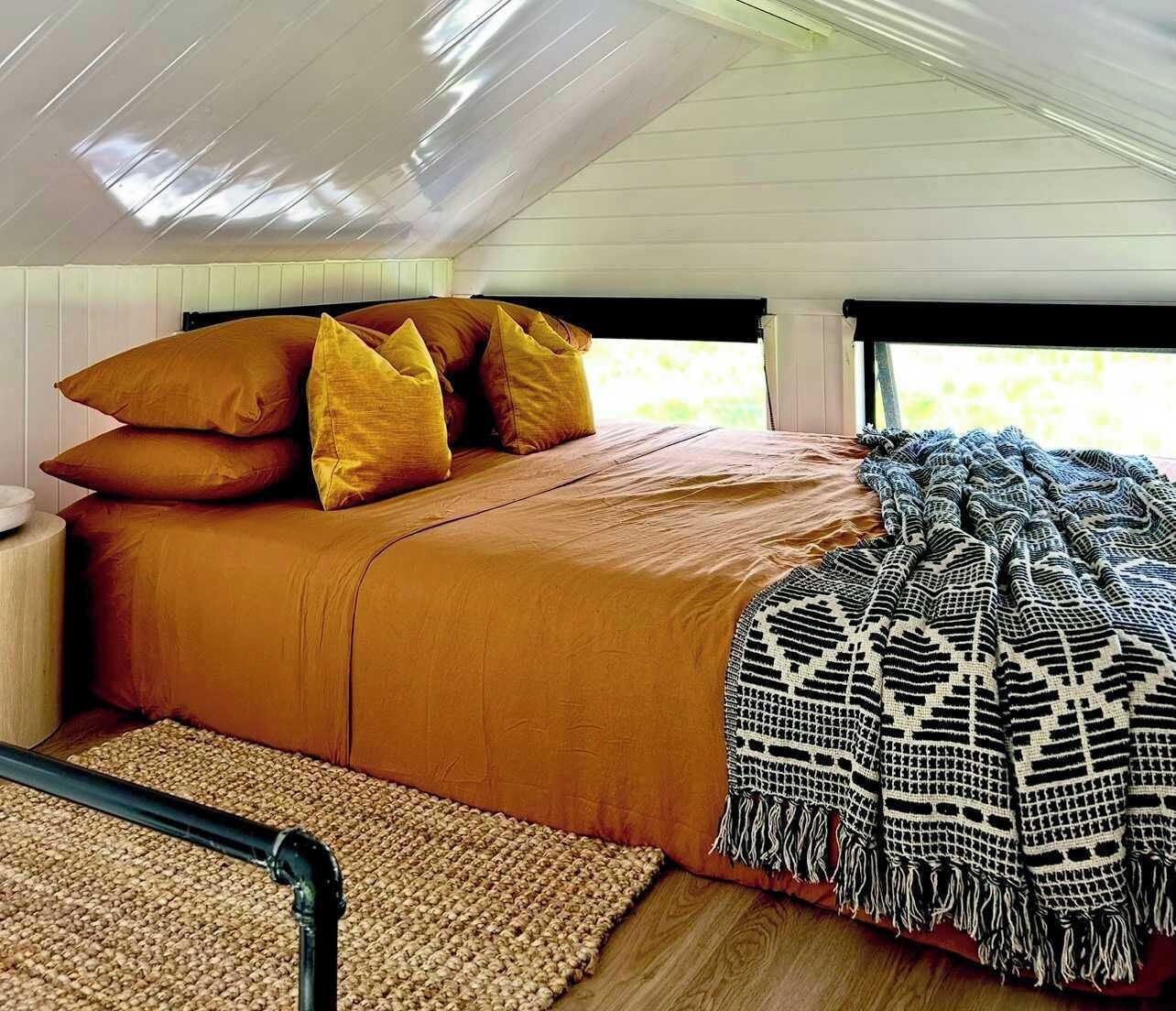 1 bedroom, bed sheets