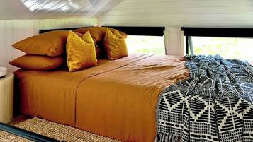 1 bedroom, bed sheets