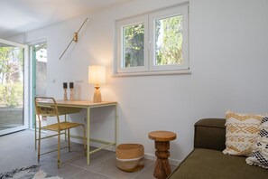 Smart-TV, Kamin, Bücher, Drucker