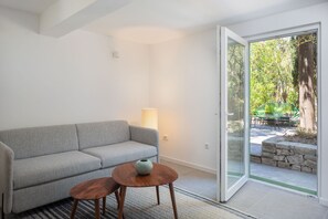 Smart-TV, Kamin, Bücher, Drucker