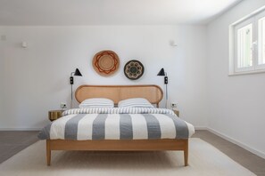 4 habitaciones, escritorio y tabla de planchar con plancha 
