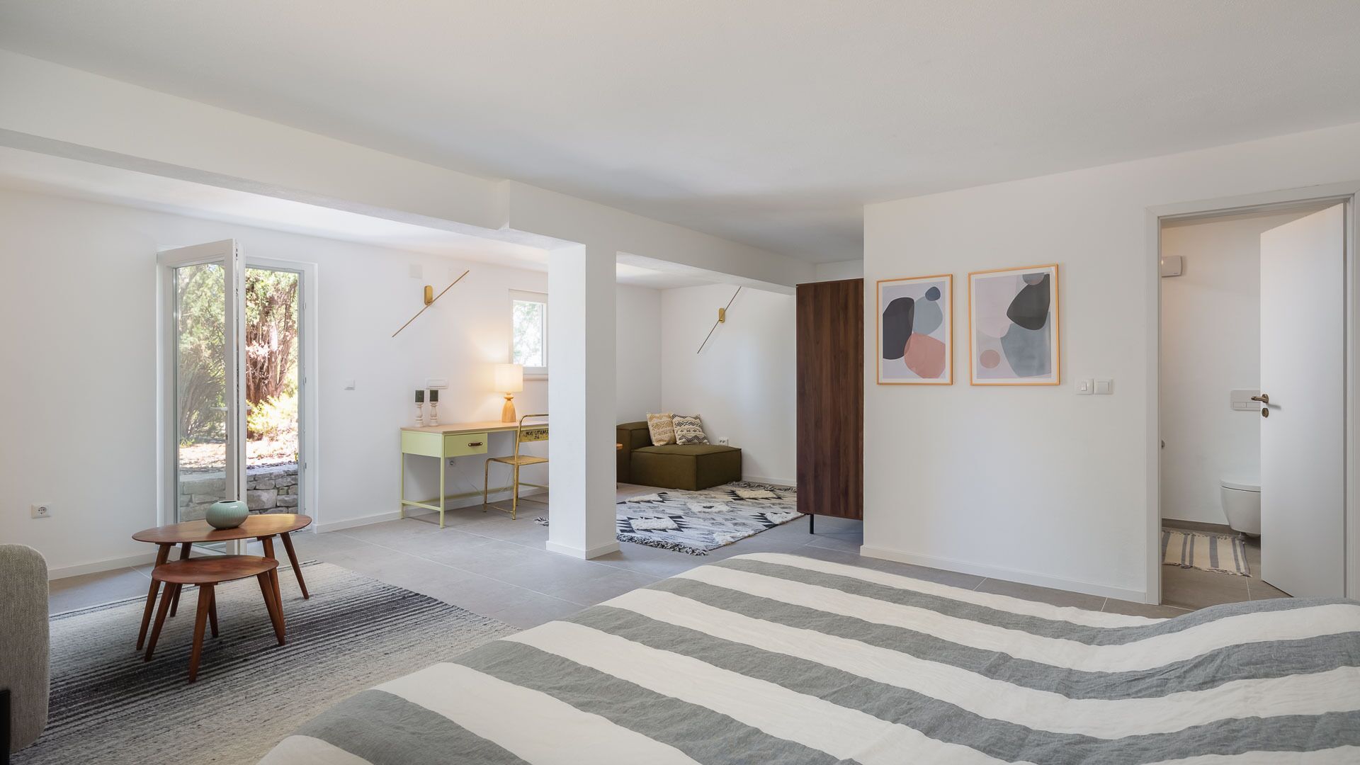 4 bedrooms, desk, iron/ironing board, travel crib