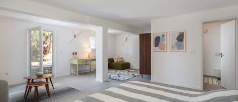 4 slaapkamers, een bureau, een strijkplank/strijkijzer, reisbedje