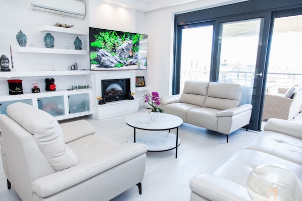 Deluxe Apartment | Living area