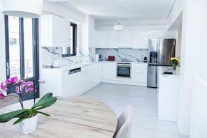 Fridge, oven, stovetop, dishwasher