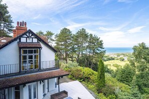 Exterior - Delightful Holiday Home With sea Views and Hot Tub (Penmaenmawr)