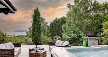 Delightful Holiday Home With sea Views and Hot Tub
