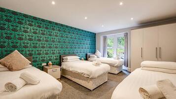 House | 9 bedrooms, iron/ironing board, free WiFi, bed sheets