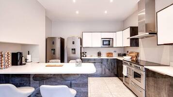House | Private kitchen | Fridge, microwave, oven, stovetop