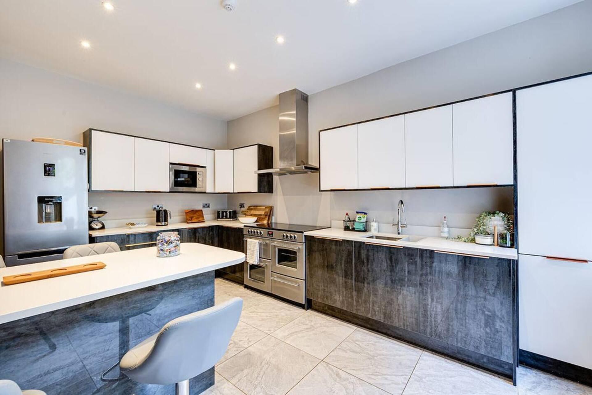 電冰箱、微波爐、烤箱、爐台