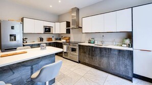 Fridge, microwave, oven, stovetop - Delightful Holiday Home With sea Views and Hot Tub (Penmaenmawr)