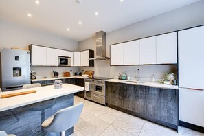 Fridge, microwave, oven, stovetop - Delightful Holiday Home With sea Views and Hot Tub (Penmaenmawr)