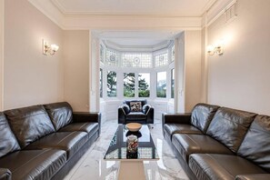 Living room - Delightful Holiday Home With sea Views and Hot Tub (Penmaenmawr)