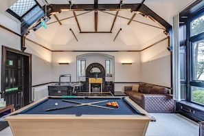 House | Game room
