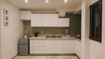 Frigorifero, forno, piano cottura, macchina per tè/caffè