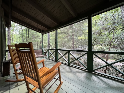 Charming cabin near Lake Rabun with fire pit + easy access to mountain hikes