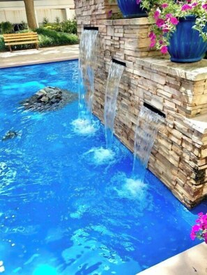 Alberca techada y alberca al aire libre