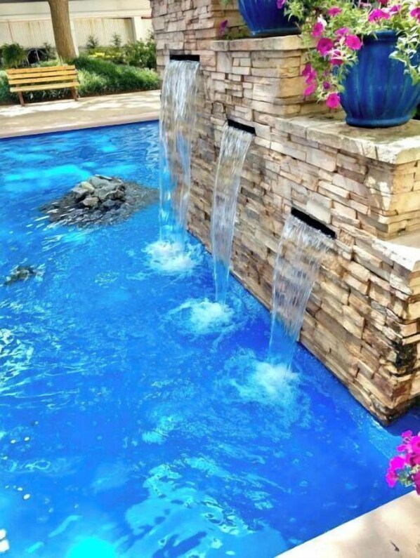 Una piscina techada, una piscina al aire libre