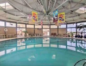 Inomhuspool och utomhuspool