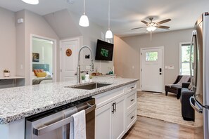 Køleskab, mikrobølgeovn, ovn, kogeplade