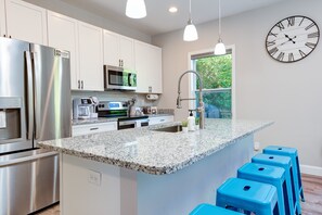 Køleskab, mikrobølgeovn, ovn, kogeplade