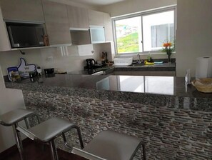 Frigorifero, microonde, forno, piano cottura