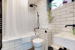 Bañera con ducha, secador de pelo, toallas, jabón