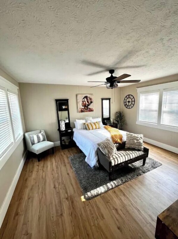 3 habitaciones, escritorio, tabla de planchar con plancha y wifi gratis 