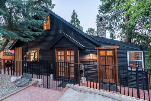 1928 Cabin, Hot Tub, Deck, Perfect Family Retreat!