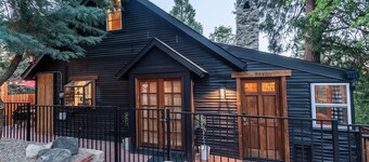 1928 Cabin, Hot Tub, Deck, Perfect Family Retreat!
