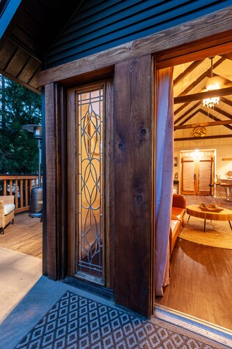 Spring Cabin Escape | Hot Tub, Deck, Arcade Table