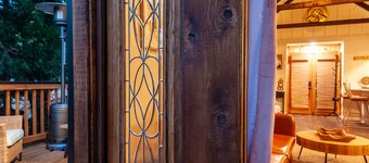 Spring Cabin Escape | Hot Tub, Deck, Arcade Table