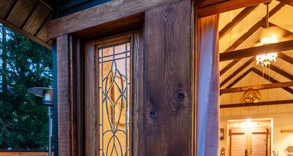 Spring Cabin Escape | Hot Tub, Deck, Arcade Table