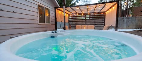 Bañera de hidromasaje al aire libre