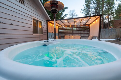 Romantic Big Bear Cabin - Private Patio, Hot Tub, Fire Table + BBQ | Spring Now!