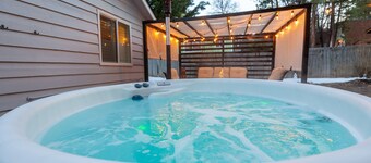 Romantic Big Bear Cabin - Private Patio, Hot Tub, Fire Table + BBQ | Spring Now!