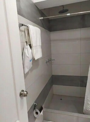 Douche, sèche-cheveux, serviettes fournies, savon