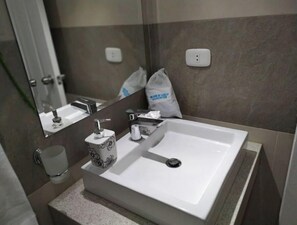 Douche, séchoir à cheveux, serviettes fournies, savon