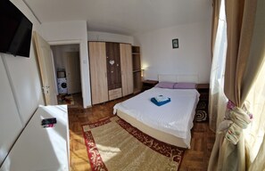 2 bedrooms, desk, iron/ironing board, WiFi