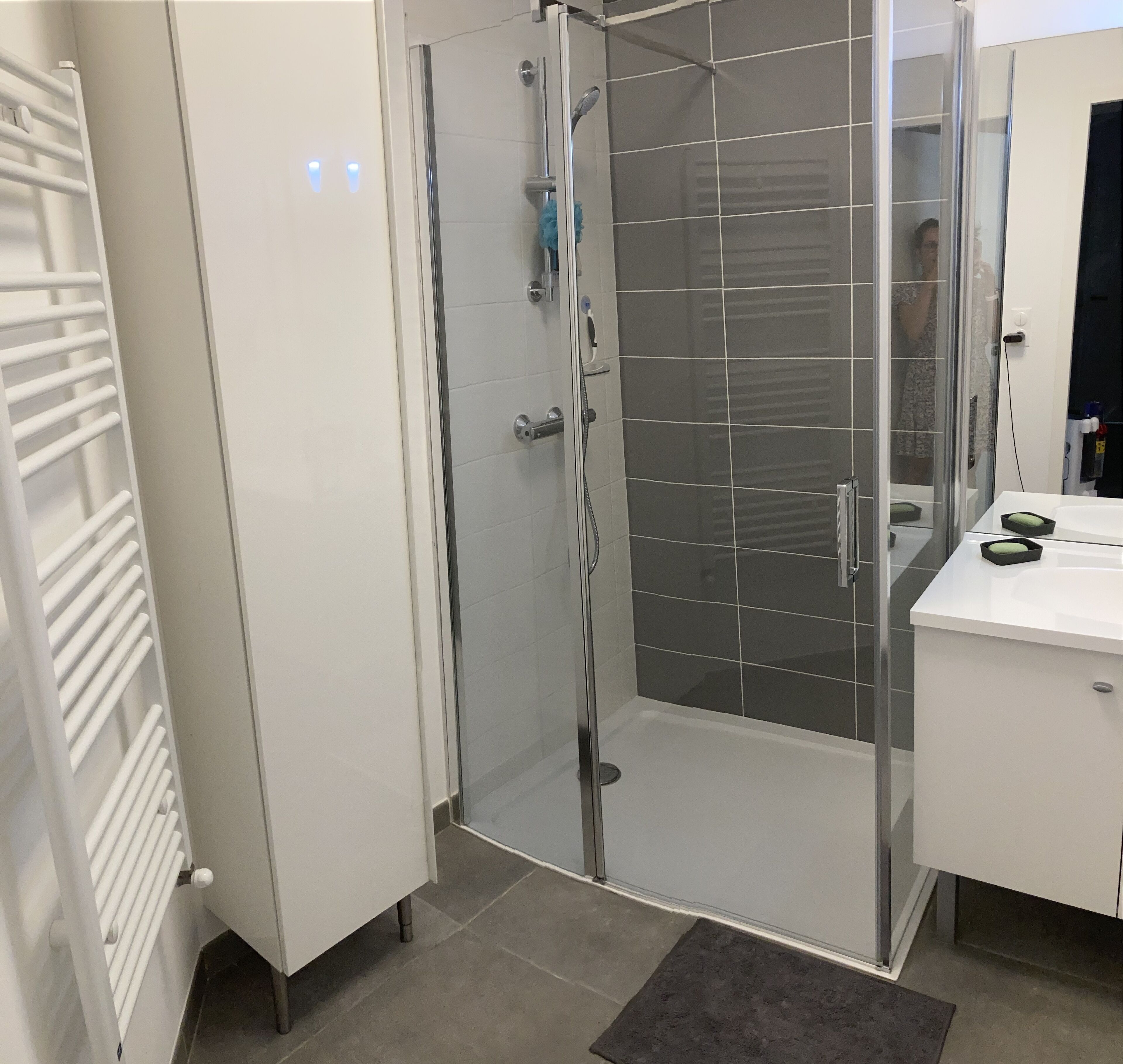 Douche, sèche-cheveux, savon, papier toilette