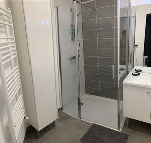 Shower, hair dryer, soap, toilet paper - Appartement Neuf Près du Marché de la Baule (La Baule-Escoublac)