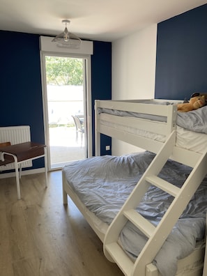 2 chambres, bureau, fer et planche Ă repasser, lit parapluie