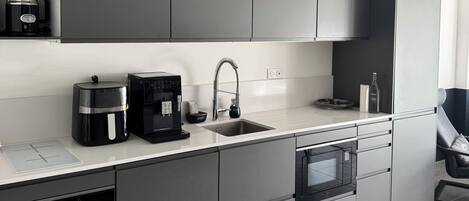 Frigorífico, microondas, horno y placa de cocina