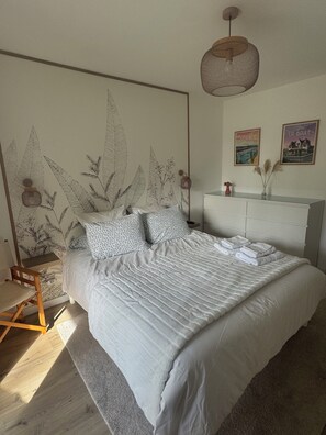 2 makuuhuonetta, työpöytä, silitysrauta/-lauta, vauvan matkasänky