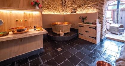 Historic Farm Cottage with Spa & Catering: up-to 7 guests