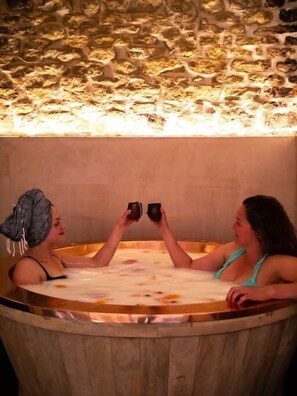 Spa - Hen Party Cottage with Spa & Catering: up-to 10 guests (Scunthorpe)